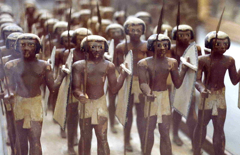 Ägyptische Soldatenfiguren aus Holz, Grabbeigabe aus dem Grab von Mesehti (c) Udimu