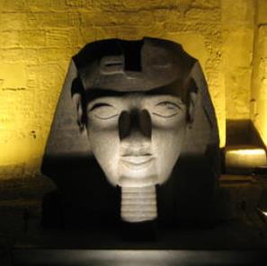 Pharaonenkopf in Tempel in Theben (c) Emmanuel Pivard