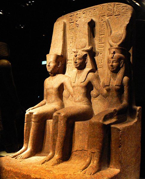 Ramses II mit den Göttern Amun und Mut (c) flickr - robven