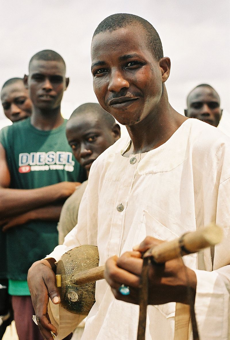 Hausa Griot mit Stegharfe