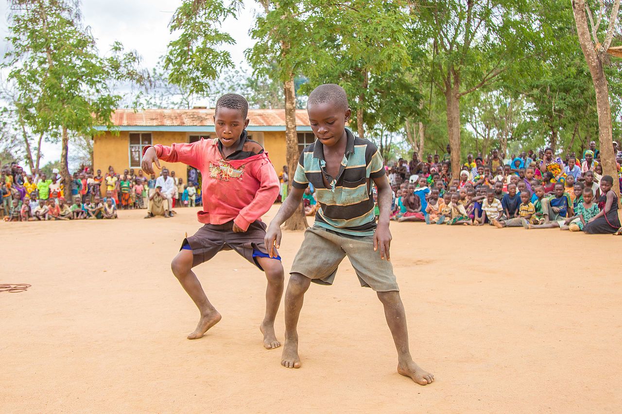 Kinder in Ostafrika (c)ImaniselemaniNsamila CCBYSA4.0