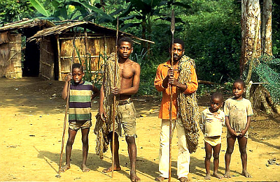 Pygmäenfamilie in den Regenwäldern von Kamerun