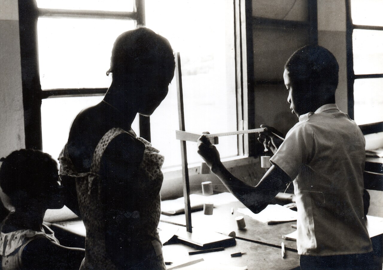 Kinder experimentieren in der Schule