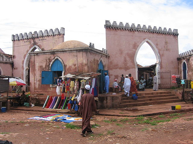 Männer versammeln sich in der Moschee (c) Bafata Wikivoyage