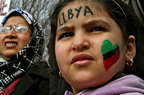 Frau und Mädchen bei einer Massendemonstration in Libyen (c) womensviewonnews