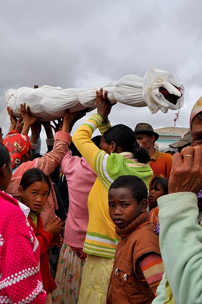 Famadihana - Fest mit den Toten auf  Madagascar (c) Saveoursmile
