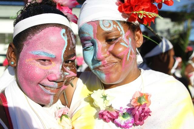 Kinder maskierten sich für das Festival Kreol (c) Canalblog