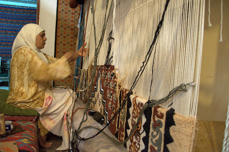 Teppichknüpferin in Kairouan (c) Alexandre Moreau