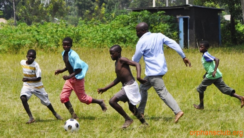 Kinder vom Orphans Club in Uganda beim Fußballspiel (c) orphansclub