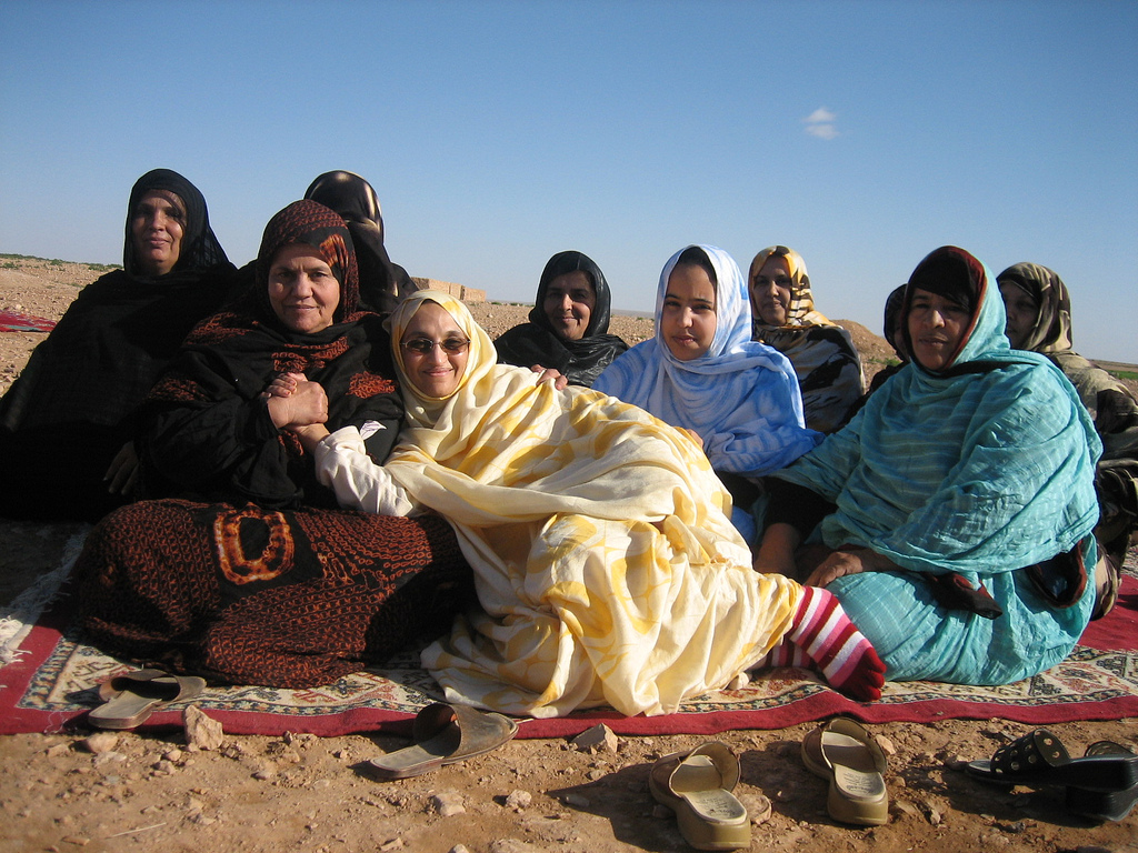 Frauen sind miteinander glücklich in der besetzten Westsahra Aminatou Haidartin (c) Ayuda CC BY SA 2.0