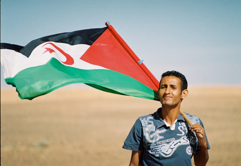 Sahraui mit Flagge (c) Michele Benericetti CC BY SA 2.0
