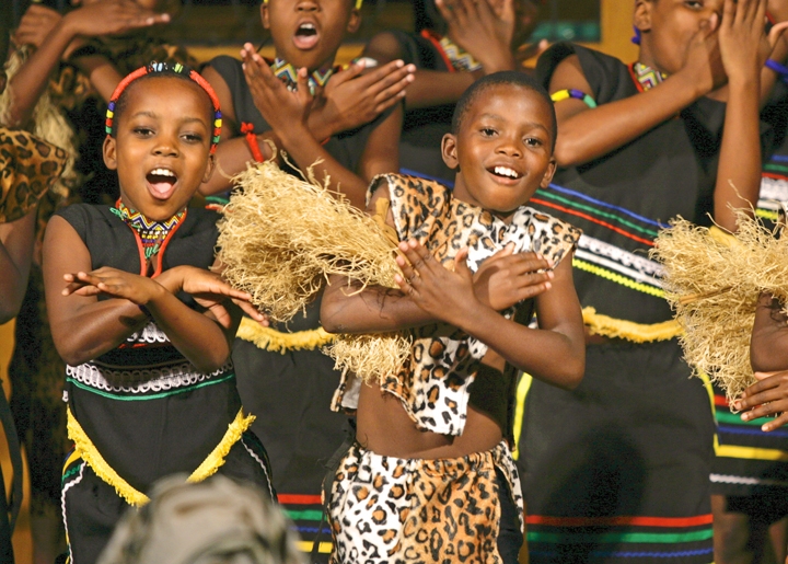 Kinder vom ACC bei einer Tanzperformance (c) African Childrens Choir