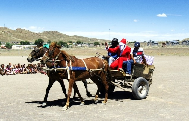 Weihnachtsmann kommt in einem afrikanischen Dorf an (c) Michael Drysdale