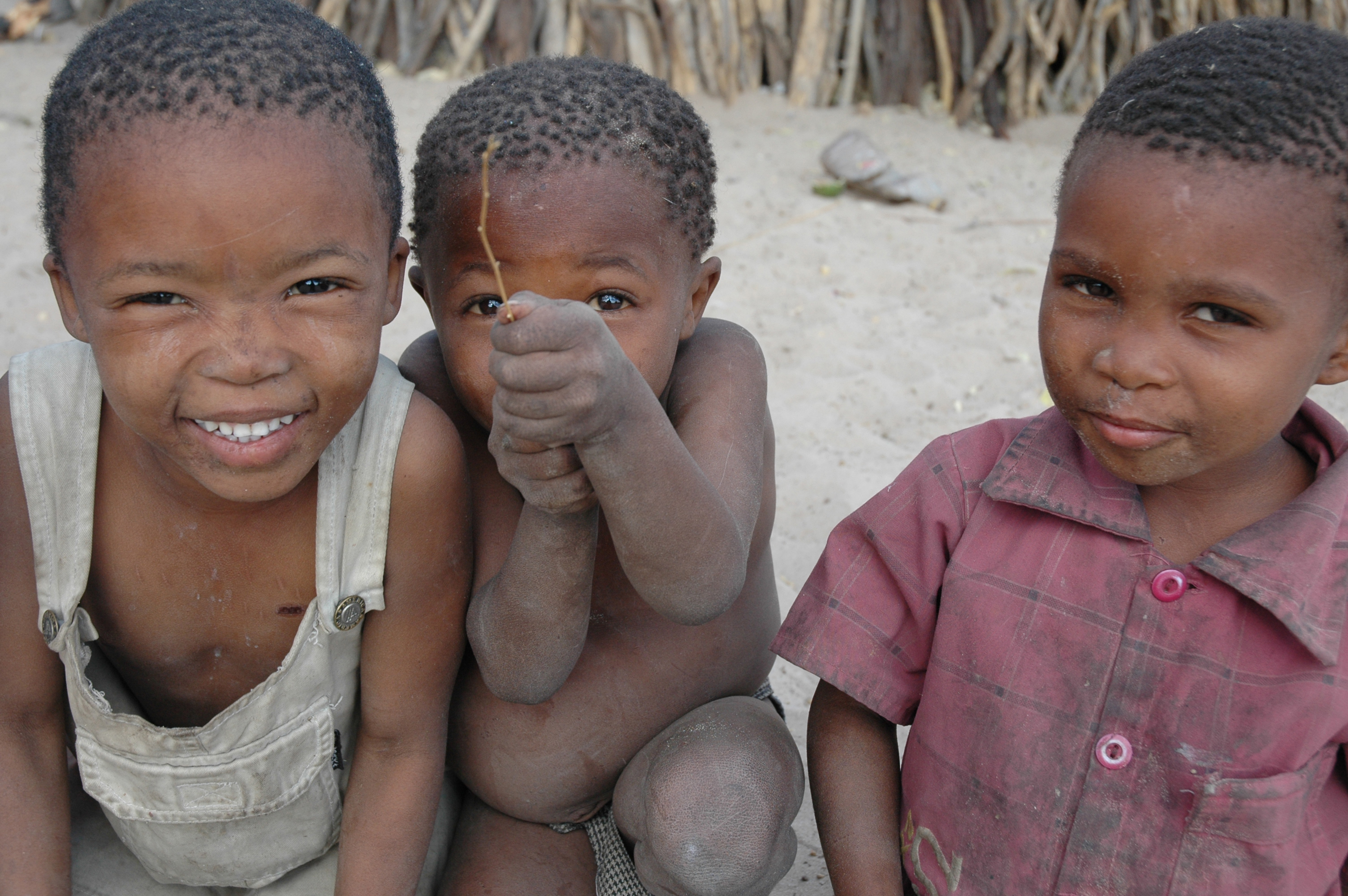 San Kinder in ihrem Dorf (c) Survival International