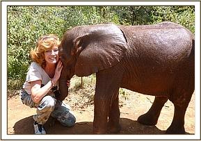 Daphne Sheldrick mit kleinem Elefanten